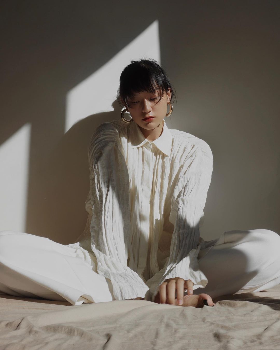 clean girl với phụ kiện trang sức vàng